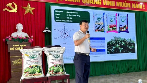 jvf-giup-nong-dan-nhan-biet-phan-bon-that-–-gia,-bon-phan-dung-&-du